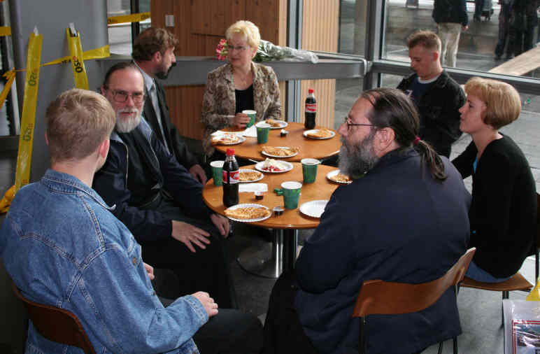 Ankomst Gardermoen Fr. Myron, Matuska Svitlana med sønner ble møtt av Fr. Johannes, Fr. Serafim og Larissa Hermansen fra Menighetsrådet.