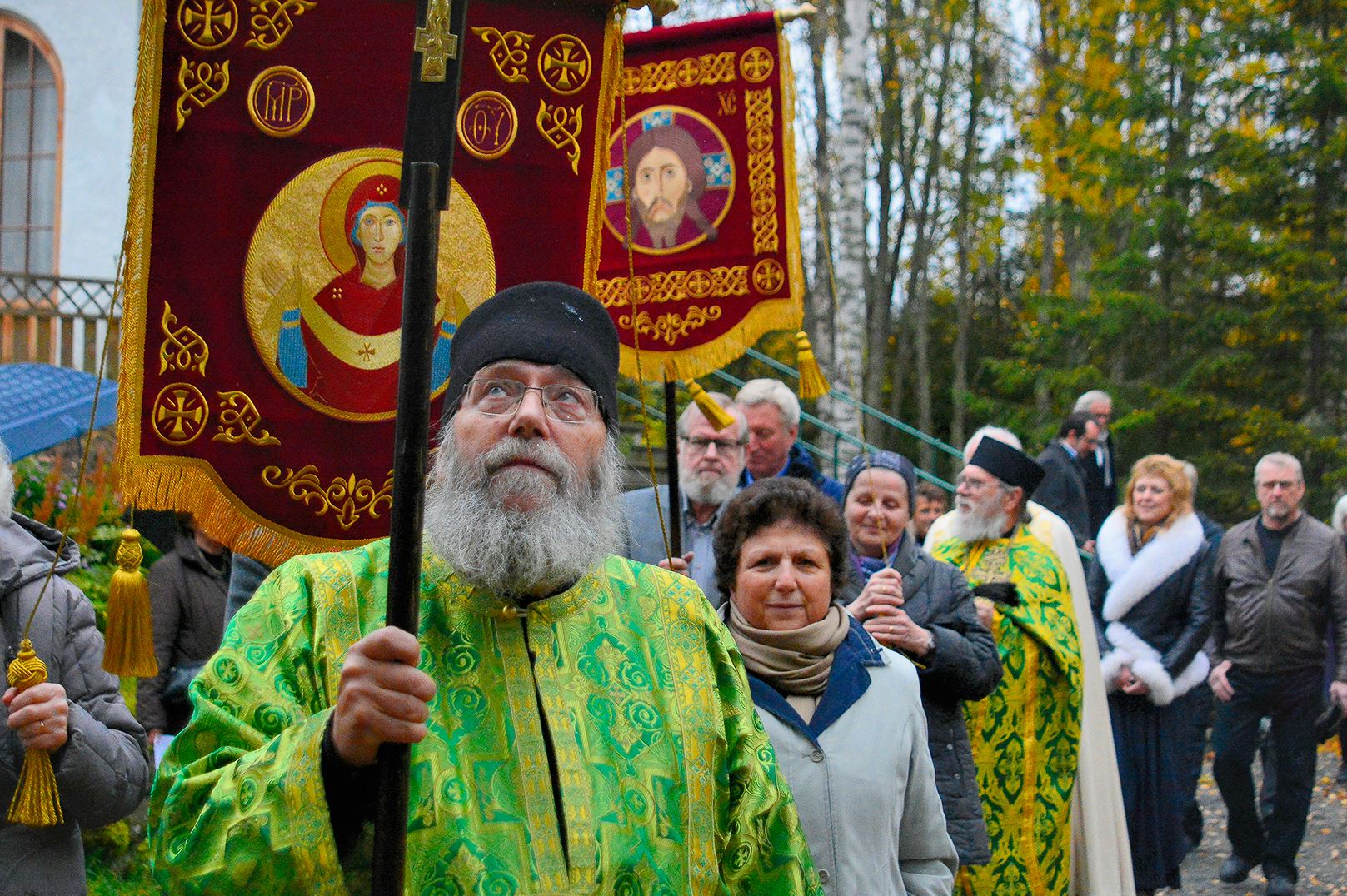 Prosesjon med Fr. Serafim