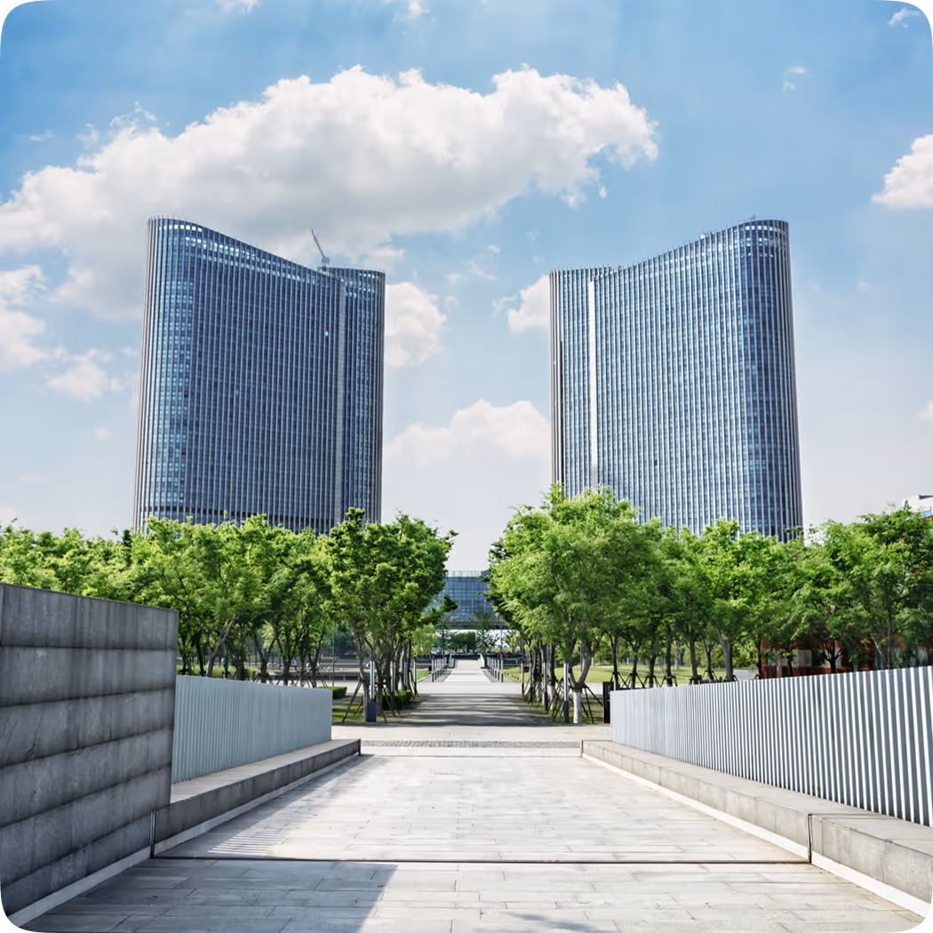 ¿Planeas construir de forma sostenible o con tecnologías verdes? BrightBridge Realty Capital apoya proyectos ecológicos ofreciendo préstamos para la construcción desde cero diseñados para ayudarlo a implementar sistemas eficientes desde el punto de vista energético y materiales respetuosos con el medio ambiente.