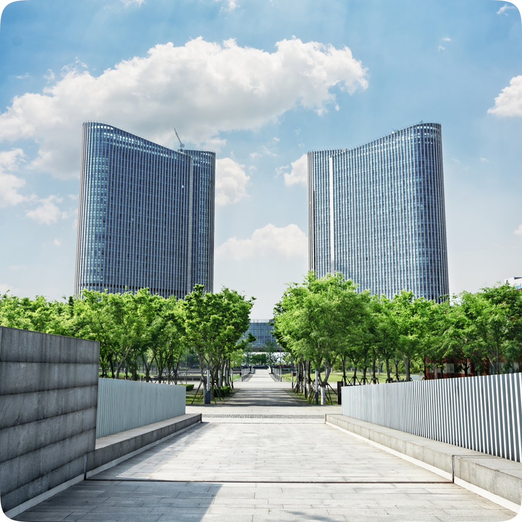 ¿Planeas construir de forma sostenible o con tecnologías verdes? BrightBridge Realty Capital apoya proyectos ecológicos ofreciendo préstamos para la construcción desde cero diseñados para ayudarlo a implementar sistemas eficientes desde el punto de vista energético y materiales respetuosos con el medio ambiente.