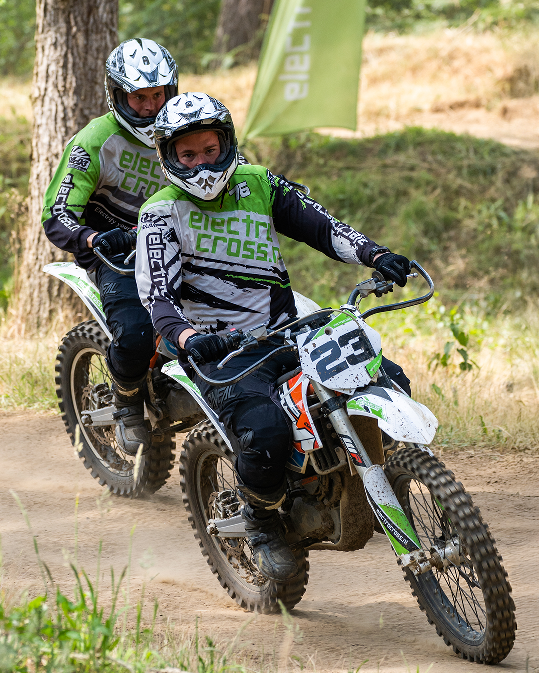 Twee mensen op een elektrische motor aan het crossen als activiteit.