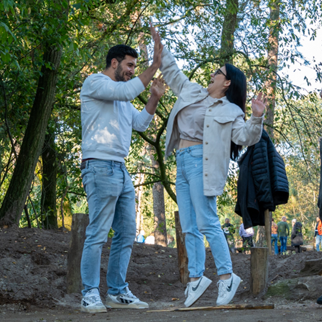 Blije mensen die teambuilding doen