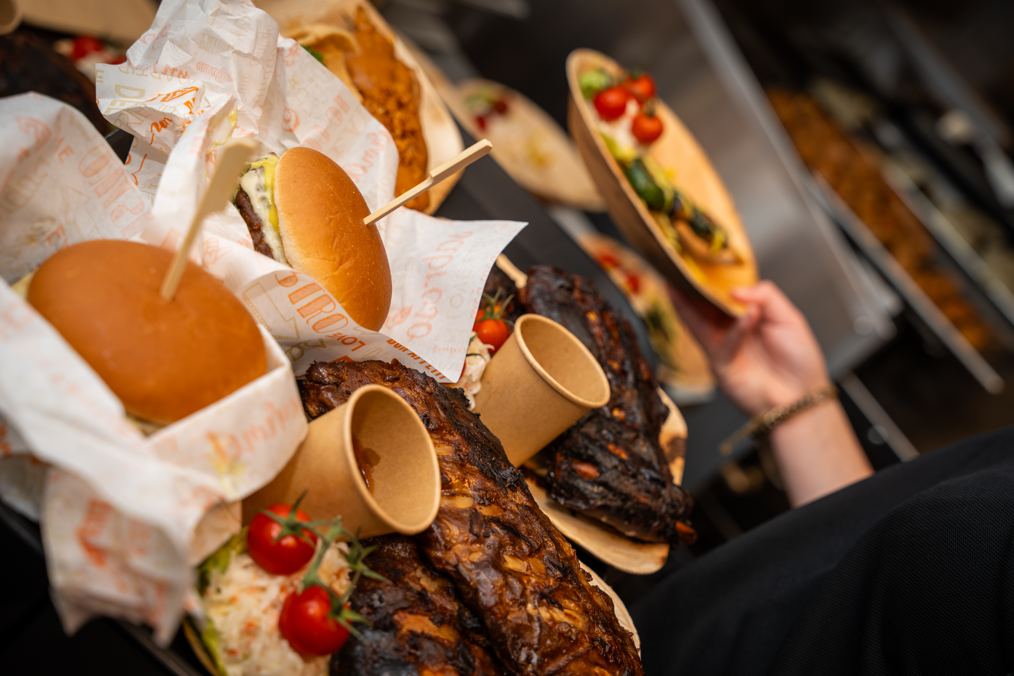 Eten hamburgers spareribs