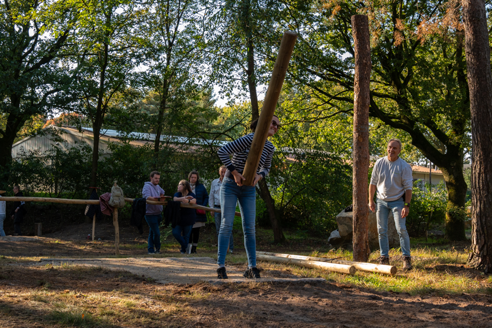 Mensen die teambuilding spellen spelen