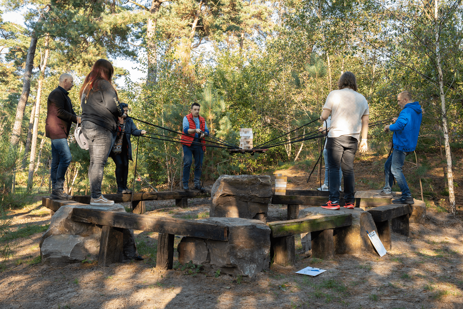 Groep die teambuilding spel speelt