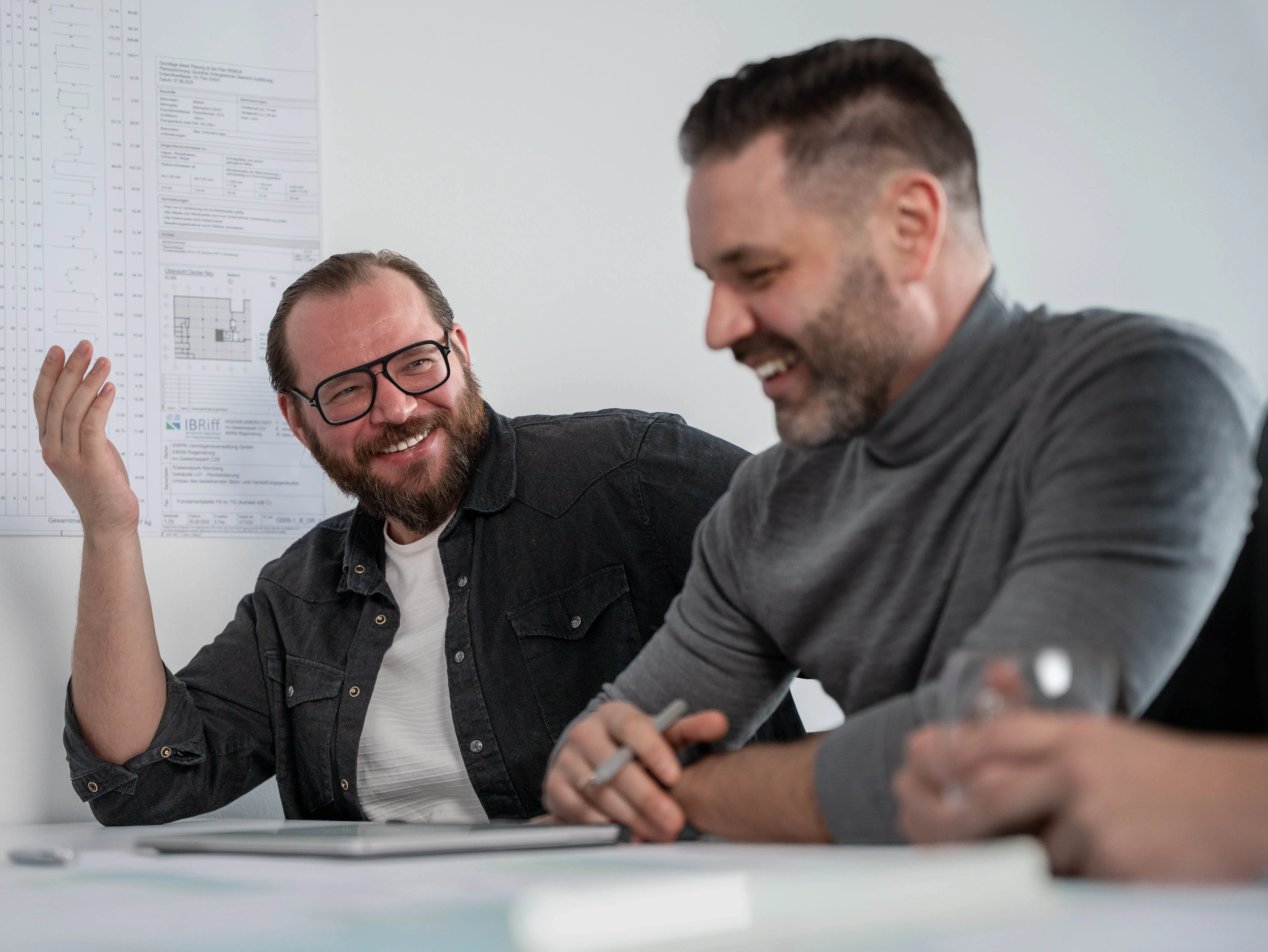 Gut gelaunte Mitarbeiter im Gespräch