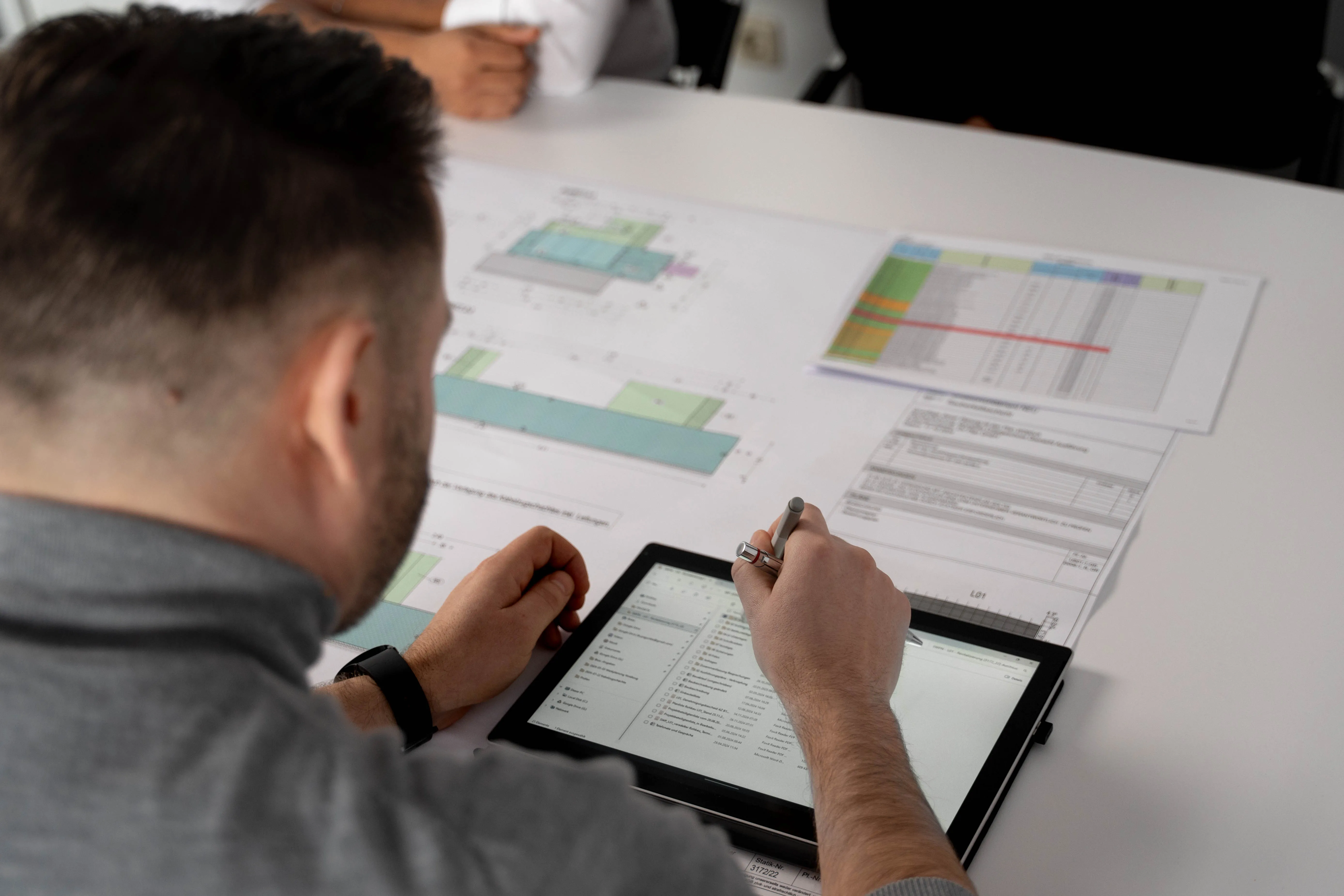 Mitarbeiter bei der Arbeit am Tablet