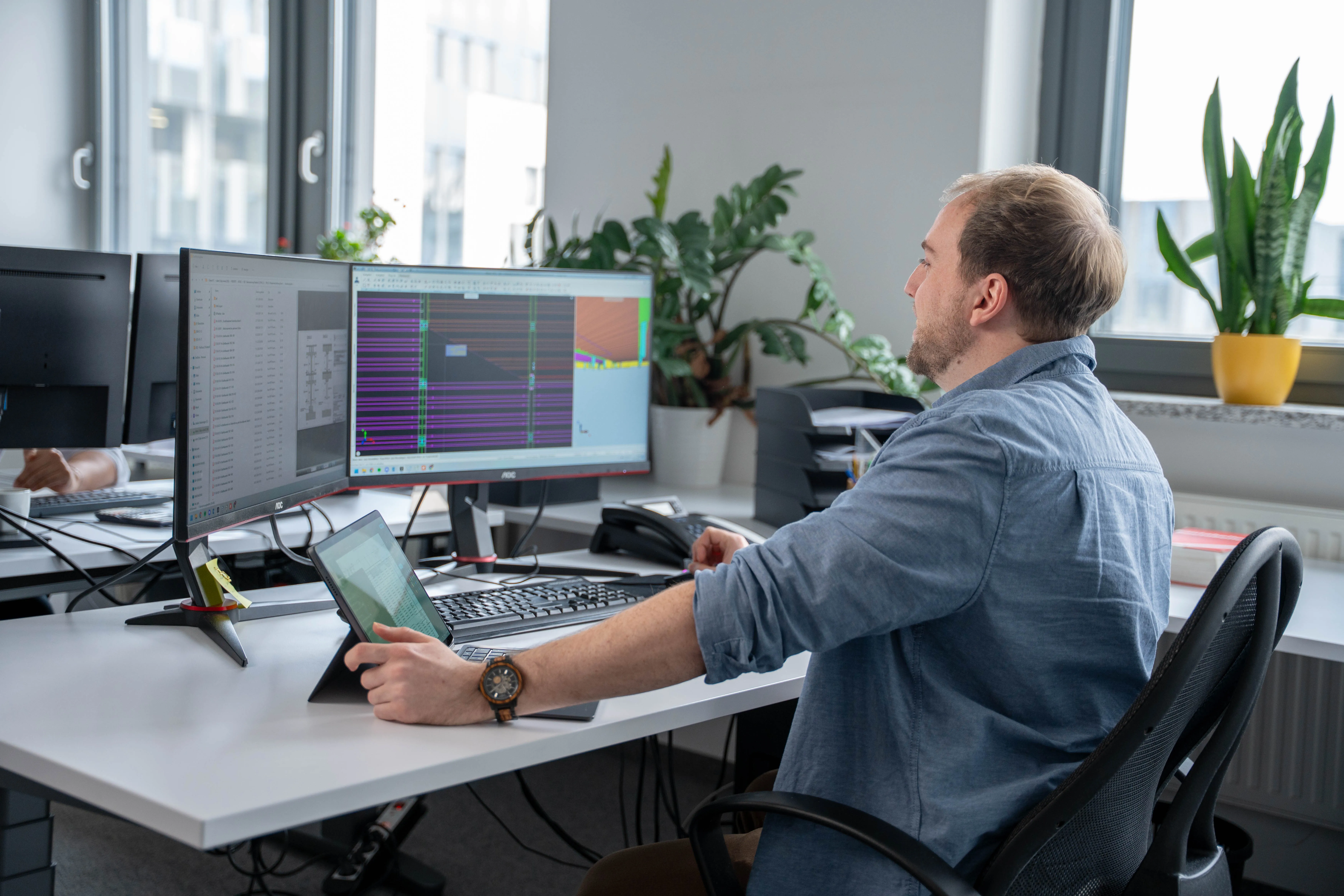 Arbeitender Mitarbeiter am Computer