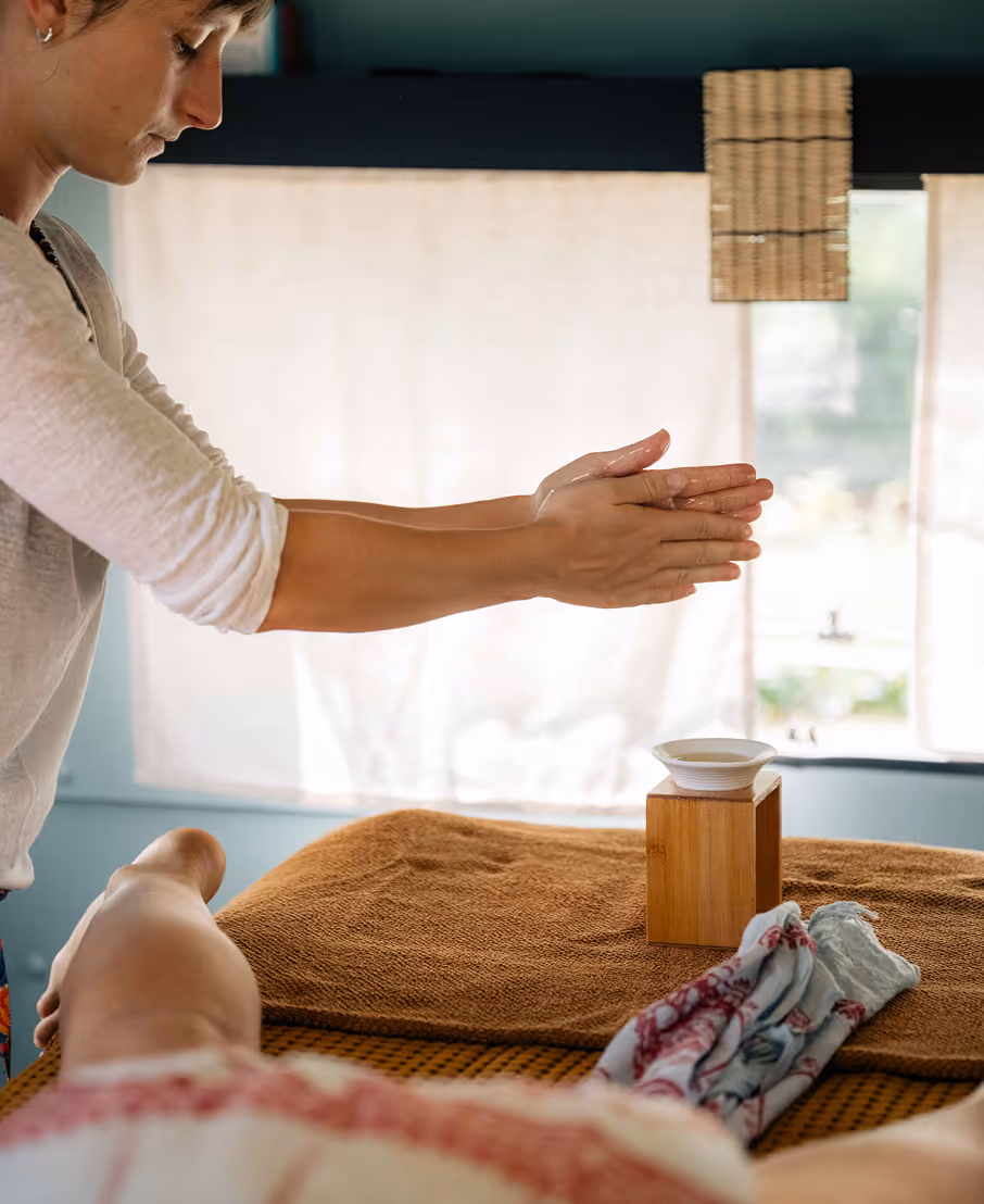 Préparation d’un massage bien-être chez Lou Shala – Genappe