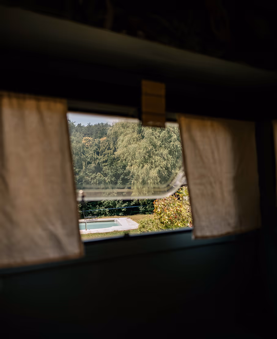 Vue depuis La Chala à Genappe – cadre naturel et apaisant pour les massages ayurvédiques et Wùo Taï.