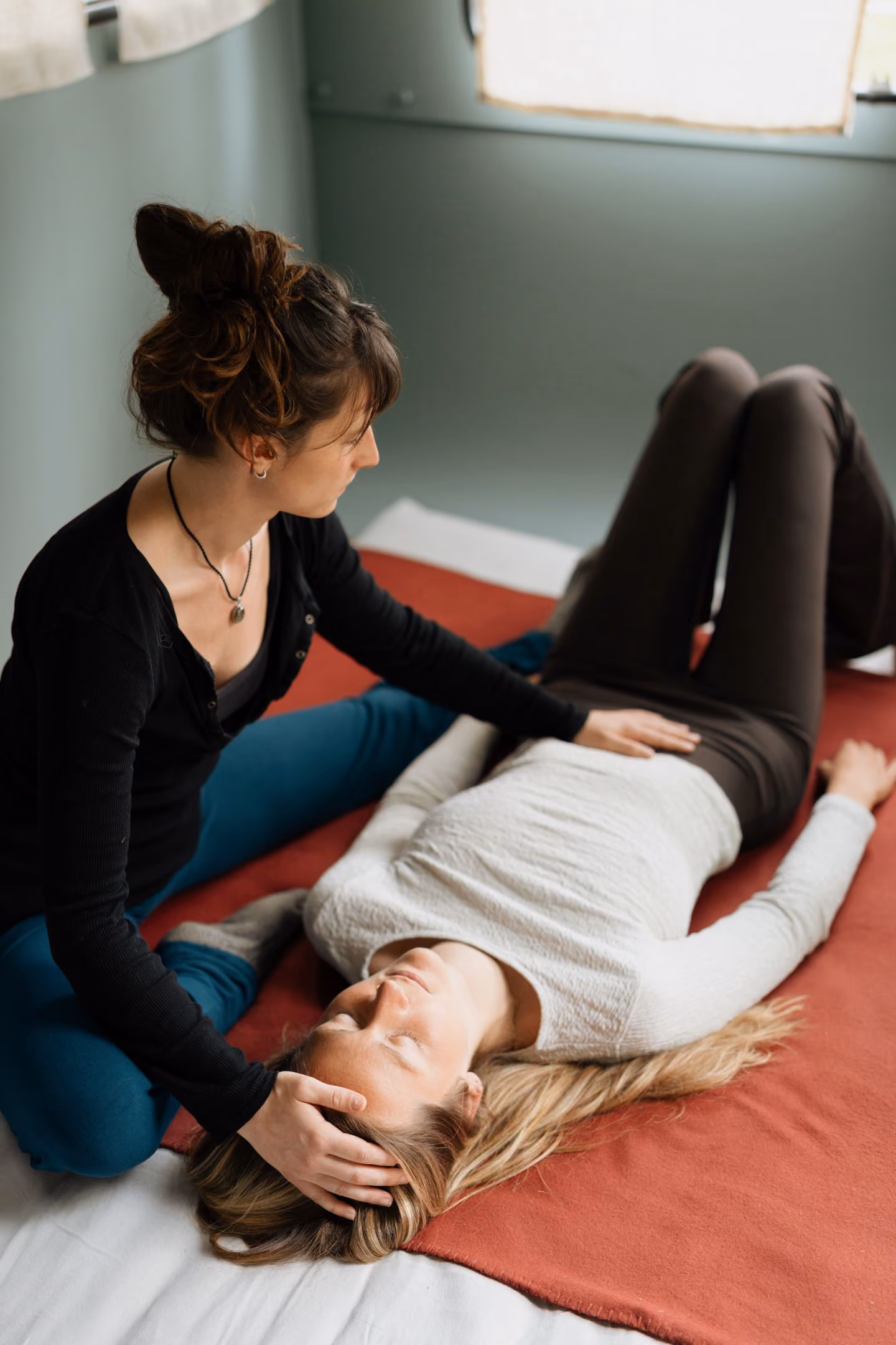 Massage Wùo Taï à Genappe – pratique douce inspirée de l’ostéopathie et de la danse pour libérer les tensions.