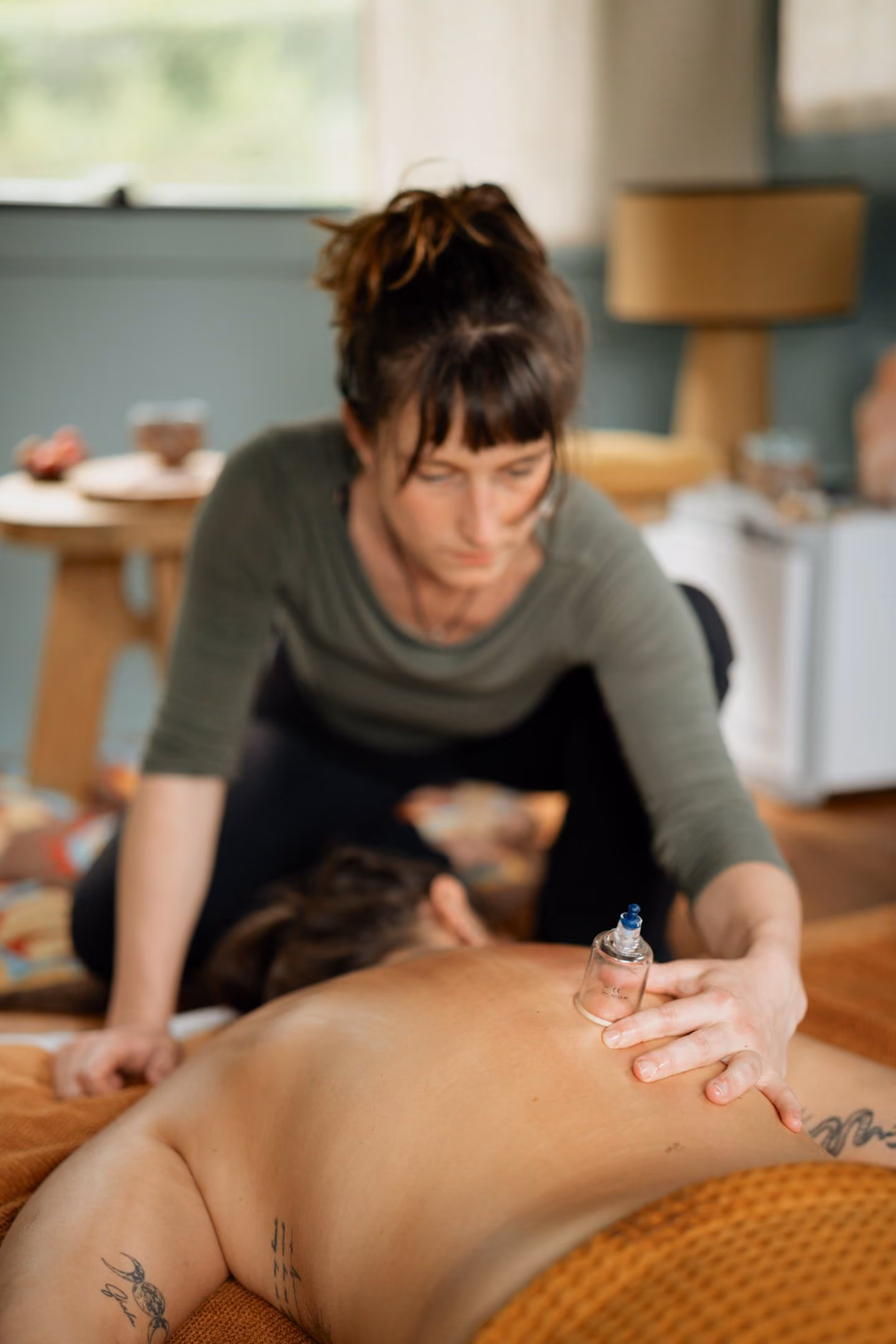 Massage sur chaise Amma à Genappe – massage assis efficace pour détente et vitalité lors d’événements ou en entreprise.