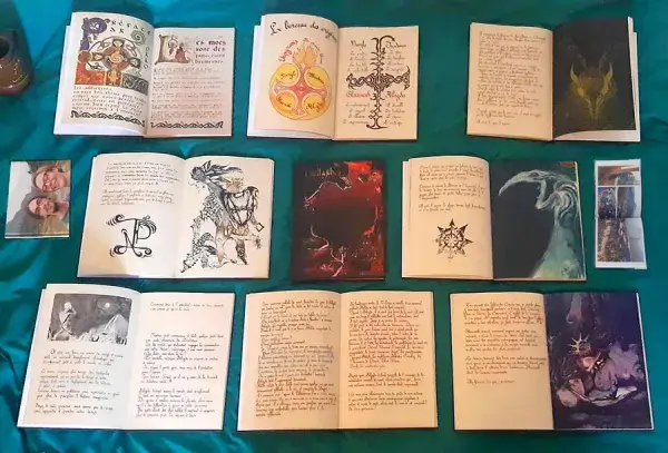 Plusieurs livres joliment mis en page.
