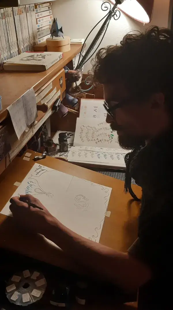 Moi en train d'œuvrer à mon bureau de calligraphie