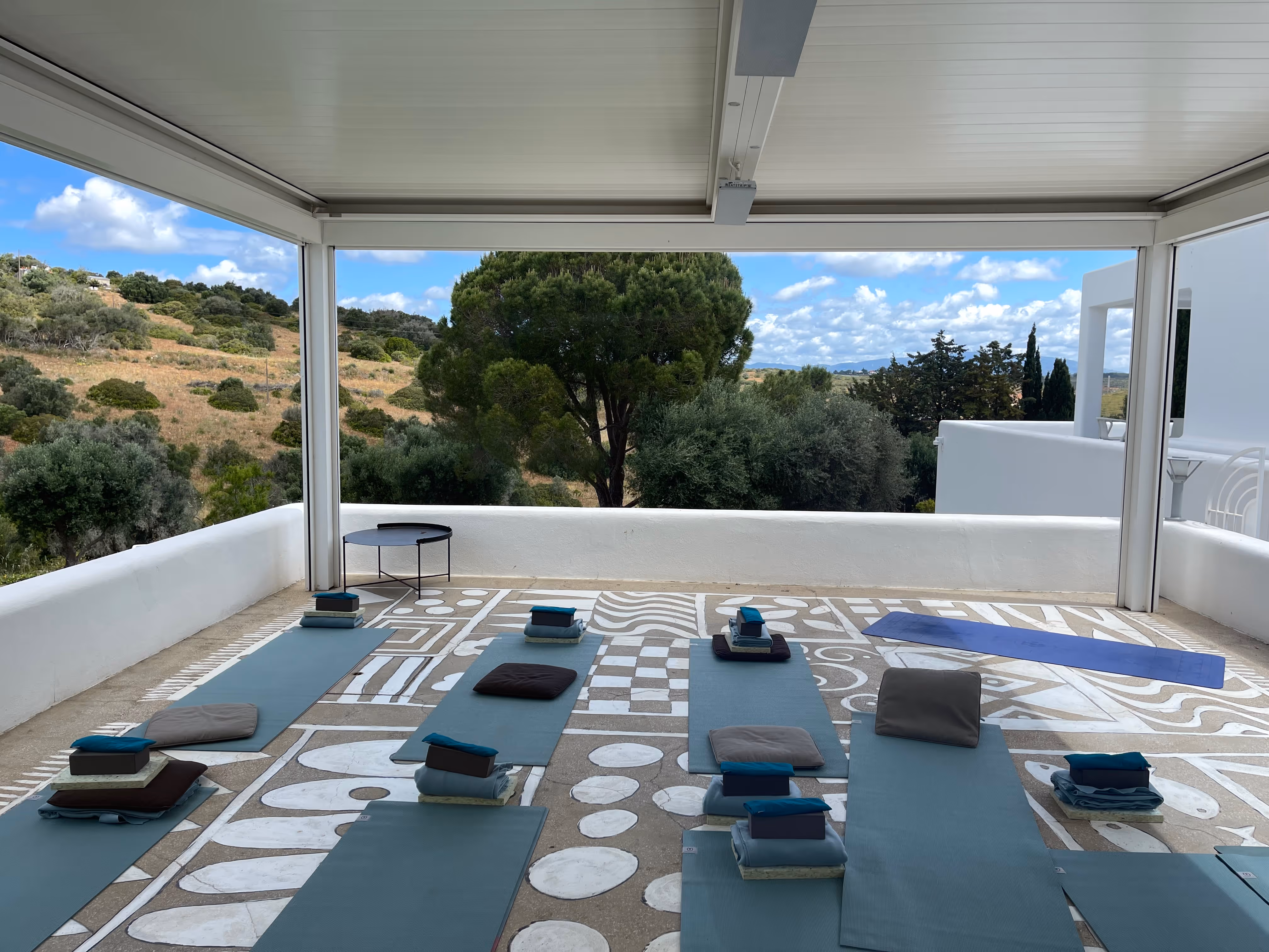 Leere Yoga-Klasse auf Terrasse ohne Stamply Kundenbindung