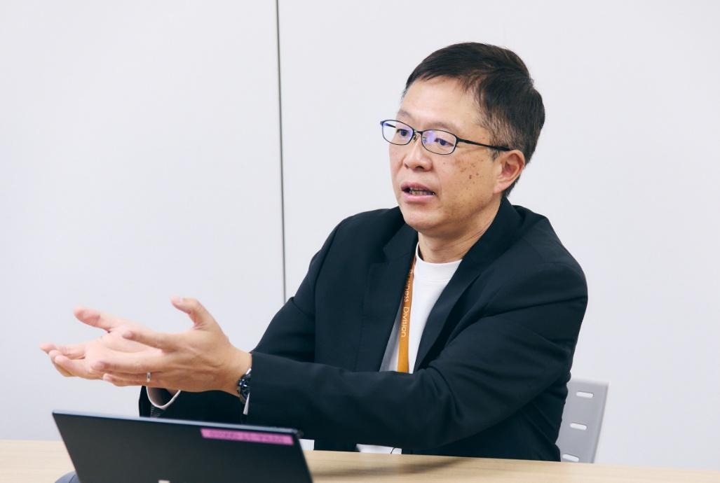 ノートパソコンを使っている男性中程度の精度で自動的に生成された説明