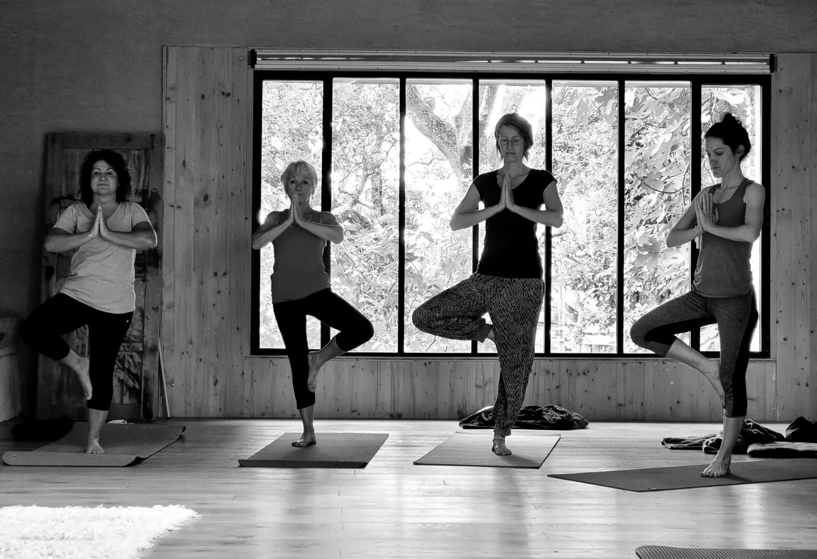 dames-posture-yoga-vikrasasana