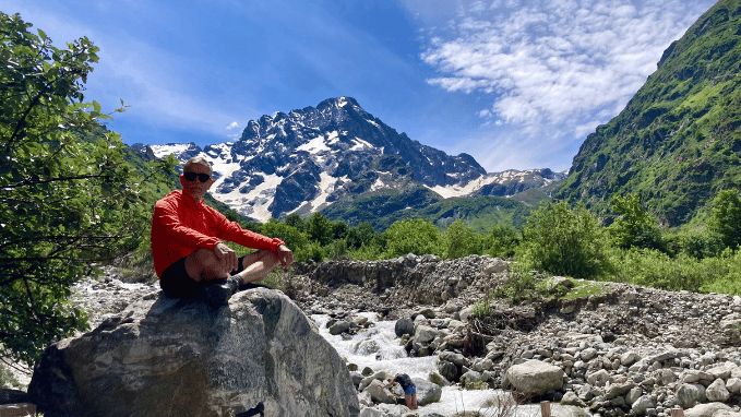 randonneur-montagne-assis-méditation-serein