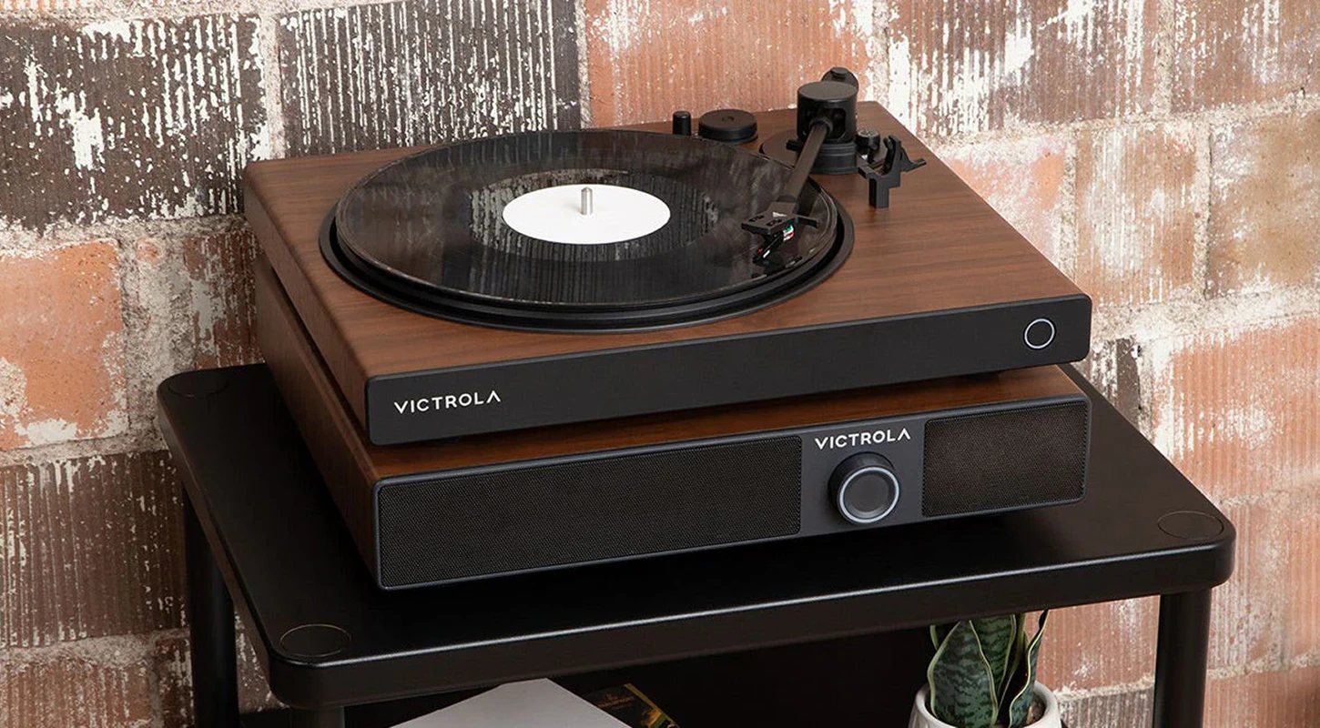 Victrola Soundstage : une soundbase Hi-Fi à glisser sous la platine, avec Auracast et un vrai travail anti-vibration