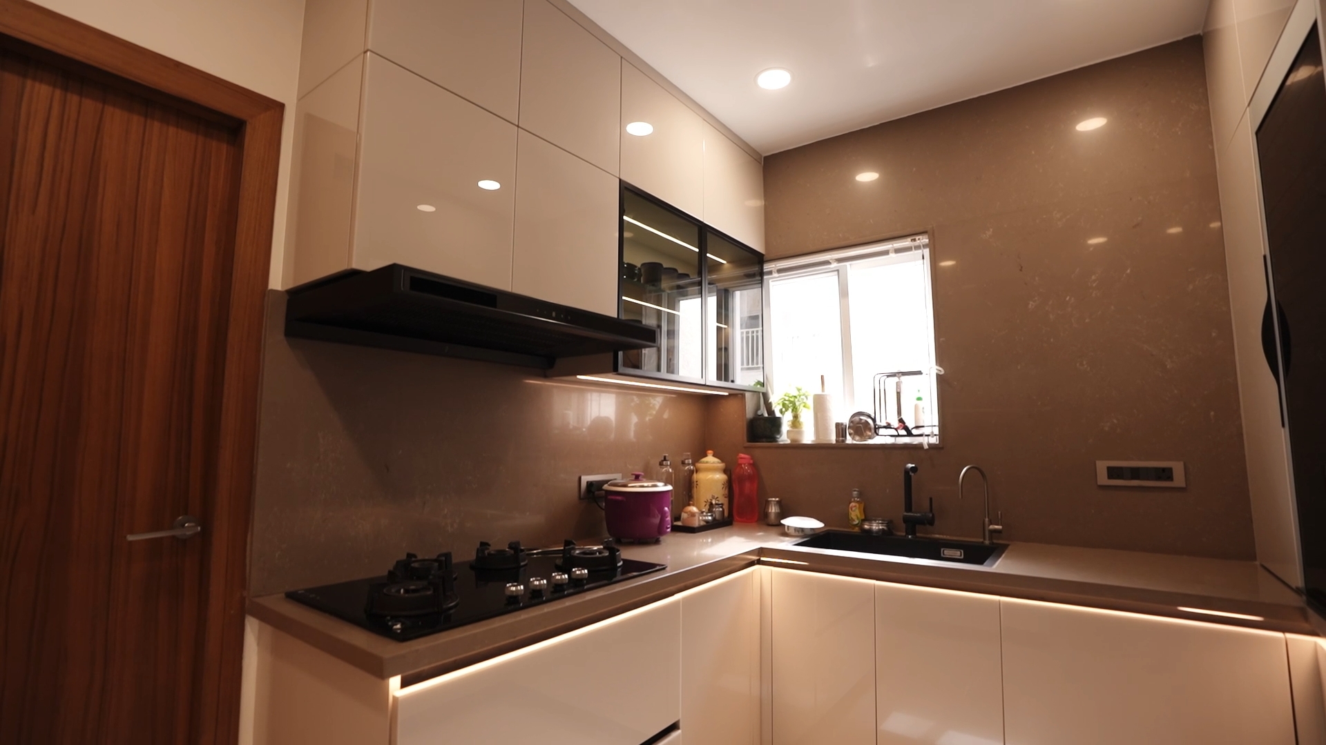 Innovative kitchen design with high-end appliances and wooden finishes, by Elementz.