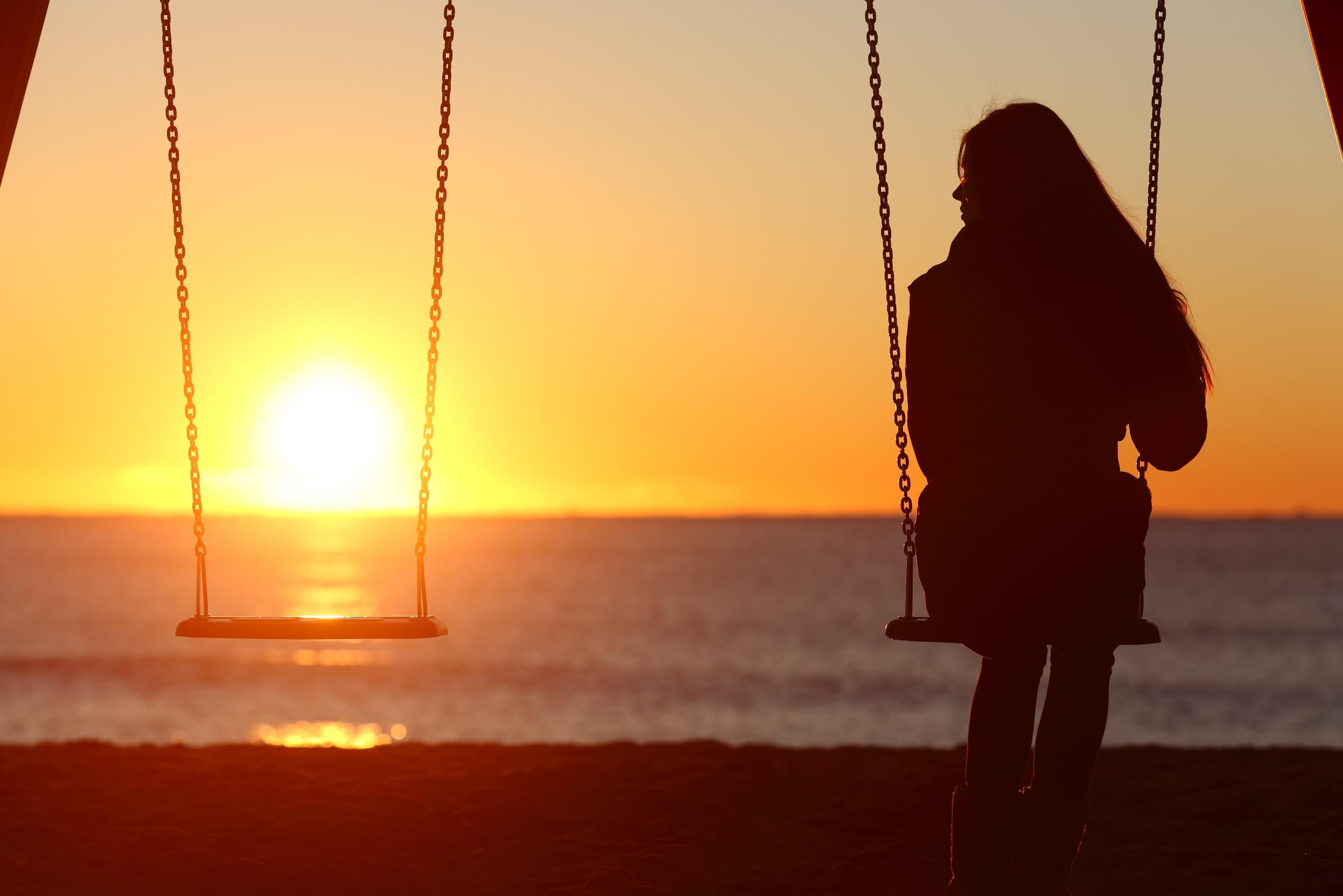 personne contemplant un coucher de soleil – moment de deuil et introspection