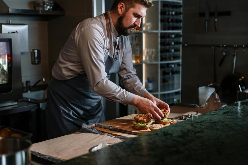 Homme de 38 ans qui cuisine