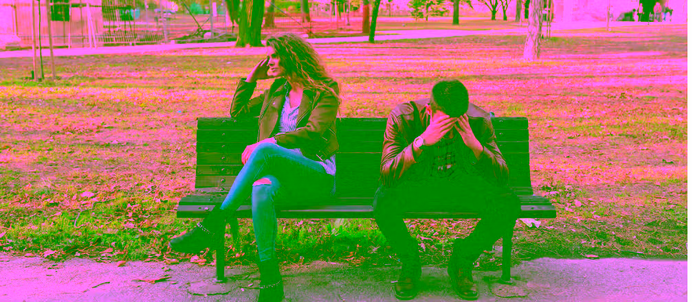 Homme et femme en conflit assis sur un banc, symbolisant les différences en amour