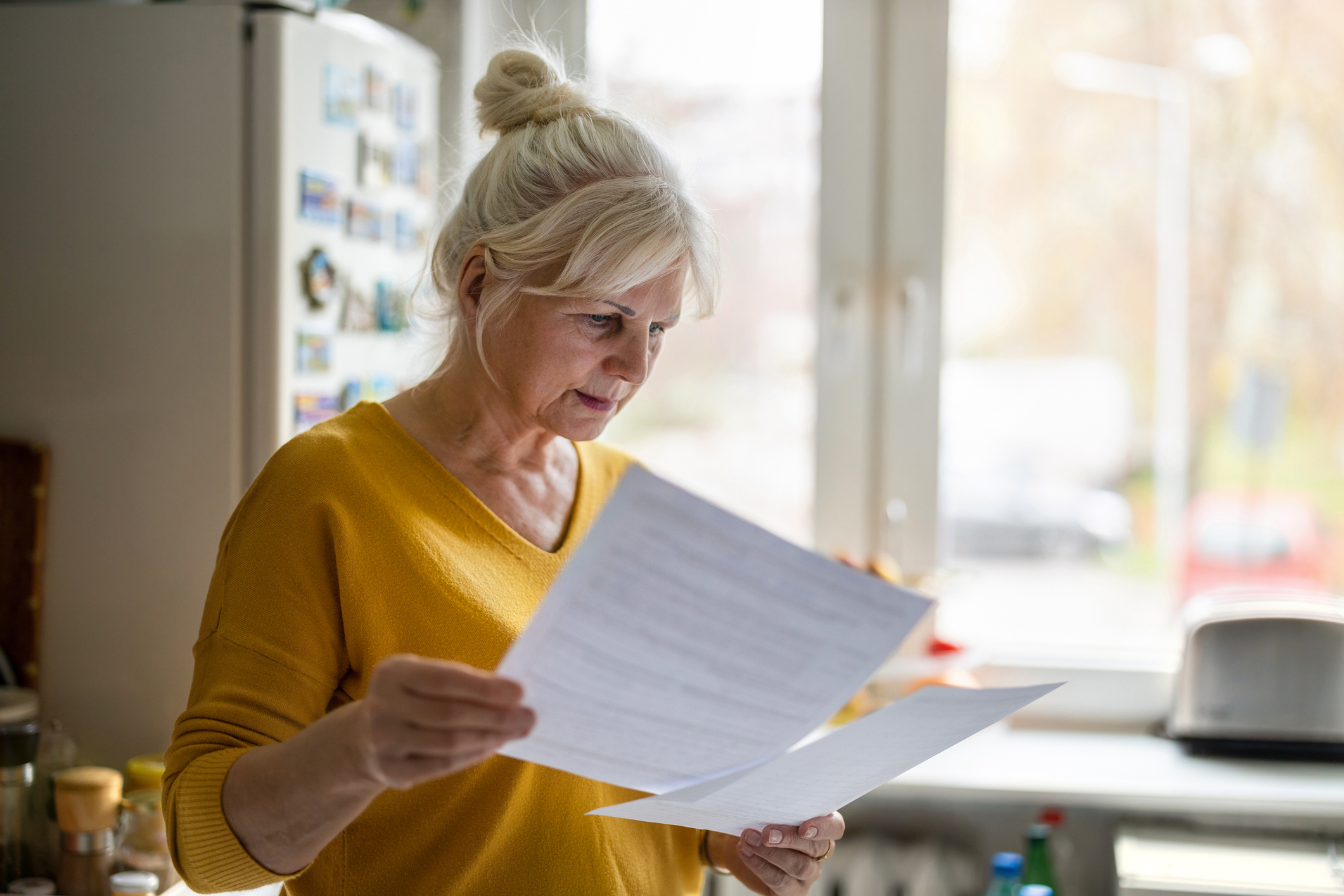 Femme de 50 ans lisant une lettre d'amour