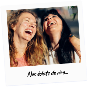 Deux amies riant ensemble, symbolisant la complicité et les moments joyeux de l’amitié.