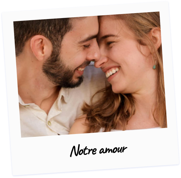 Couple souriant tendrement, illustrant l’amour et la connexion entre deux personnes.