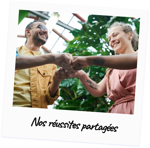 Collègues se félicitant d’un succès commun, représentant les réussites professionnelles partagées.