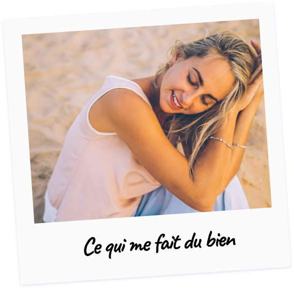 Femme apaisée sur la plage, symbolisant les vœux bienveillants envers soi-même.