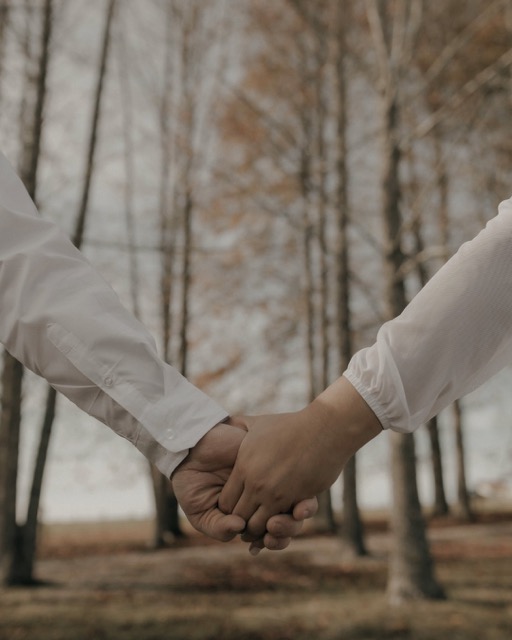 Couple se tenant la main, illustrant la première histoire née grâce à Ecris-moi