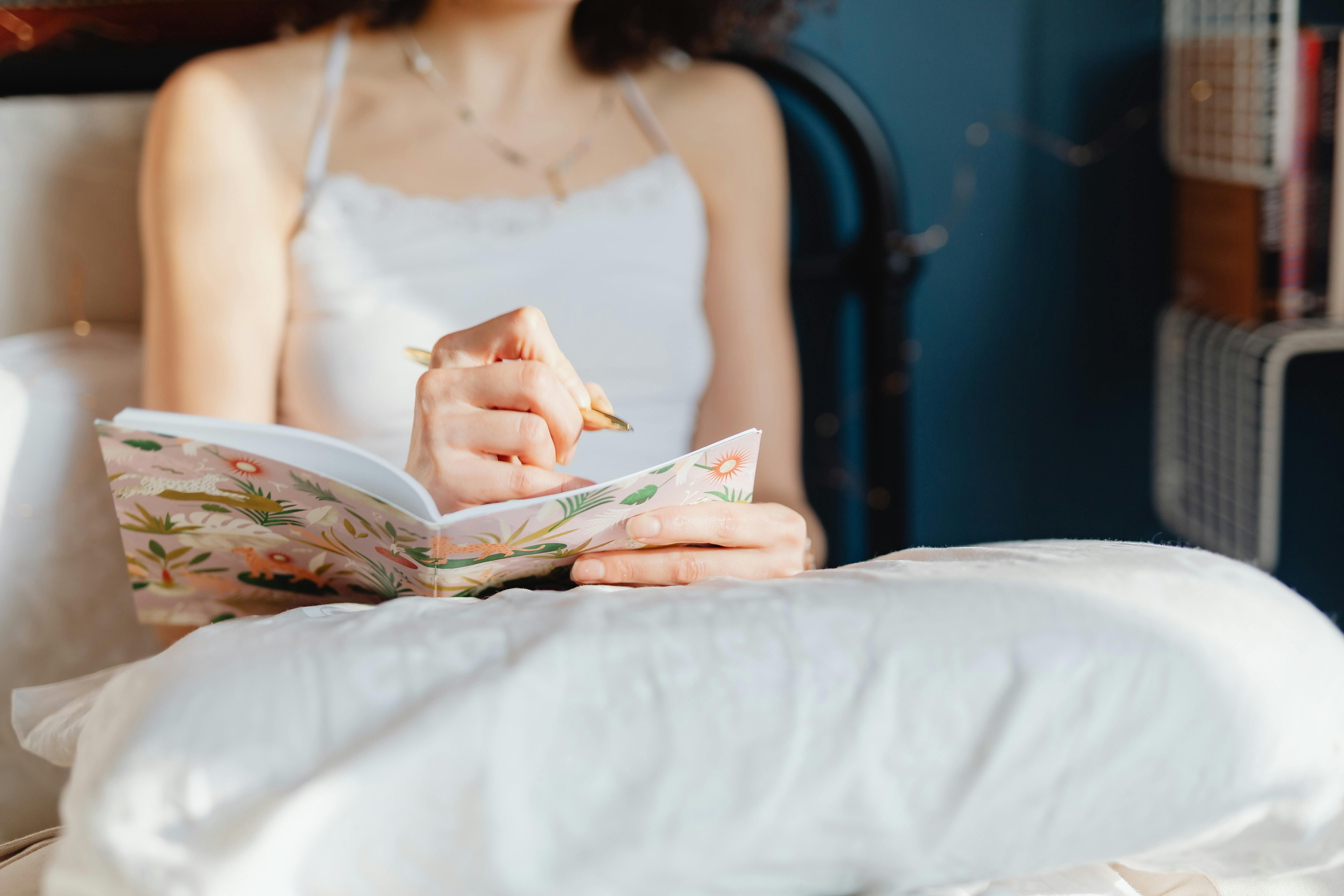 Une main d’homme et une main de femme qui s’échangent un message discret — la séduction qui s’exprime sans forcer.