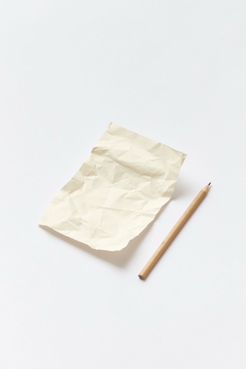Une main d’homme et une main de femme qui s’échangent un message discret — la séduction qui s’exprime sans forcer.