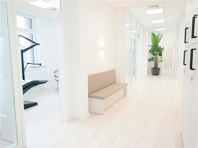 Flur mit Blick in Behandlungszimmer KFO Trittau