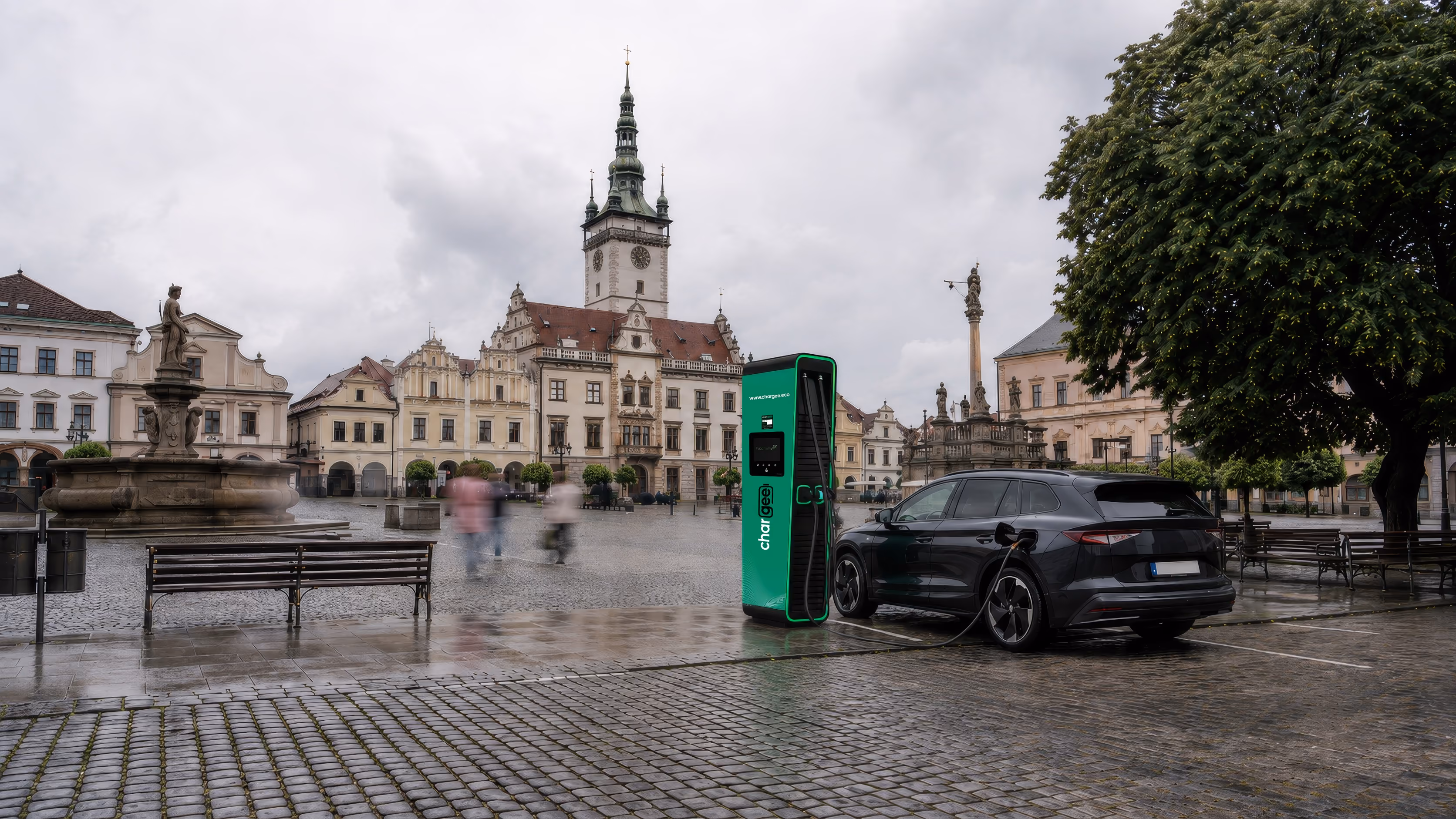 Dobíjecí stanice pro elektromobily na náměstí v centru města