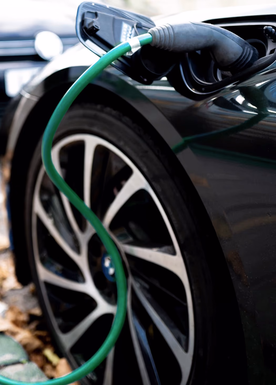 Detail dobíjecího kabelu připojeného k elektromobilu