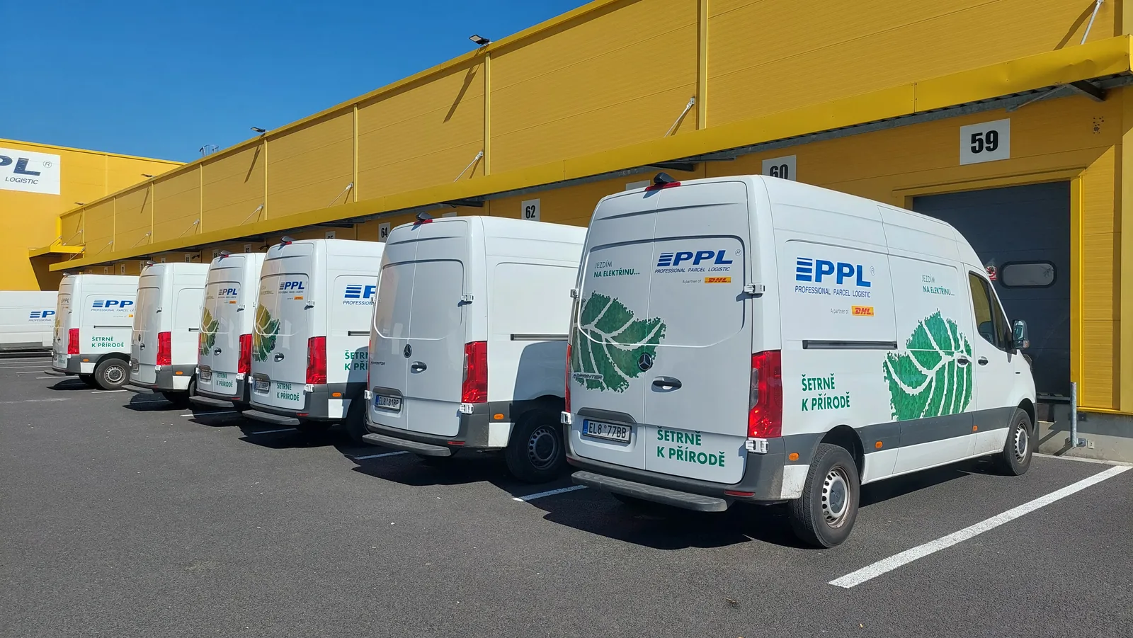 Elektrické dodávky PPL zaparkované u rampy depa