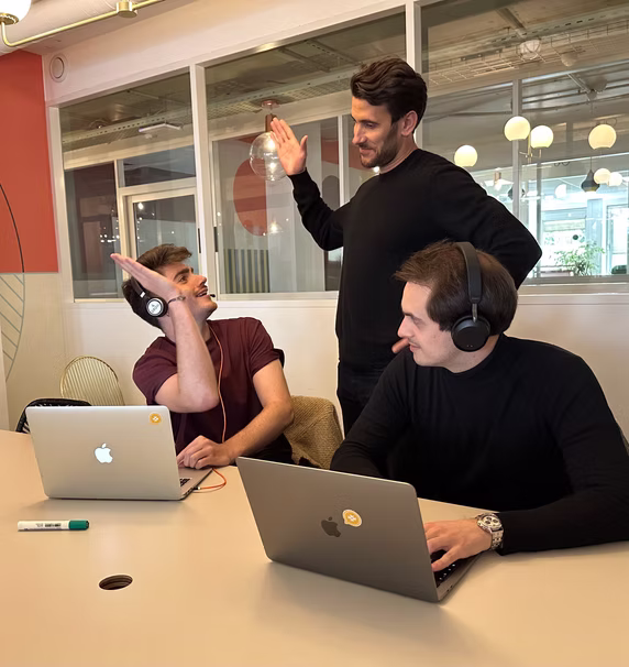 Coaching commercial d’une équipe en réunion dans un open space – accompagnement terrain Grow