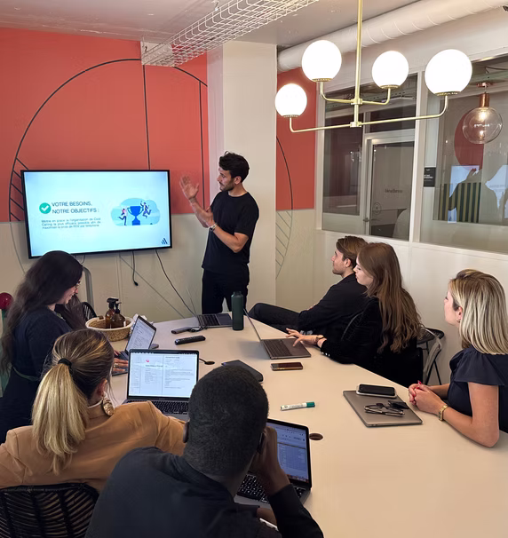 Session de sales coaching en entreprise avec support visuel et accompagnement terrain