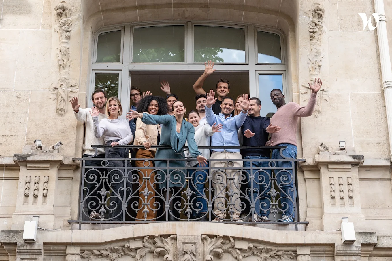 L’équipe de Grow sur le balcon des bureaux Morning Pereire à Paris 17ᵉ