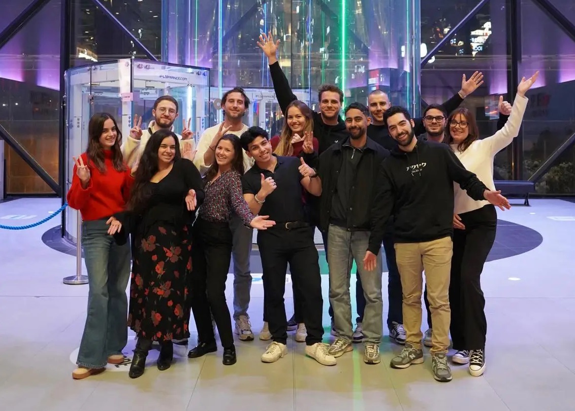 Photo de l’équipe Grow lors d’un moment convivial, illustrant la cohésion d’équipe et les valeurs humaines de l’entreprise