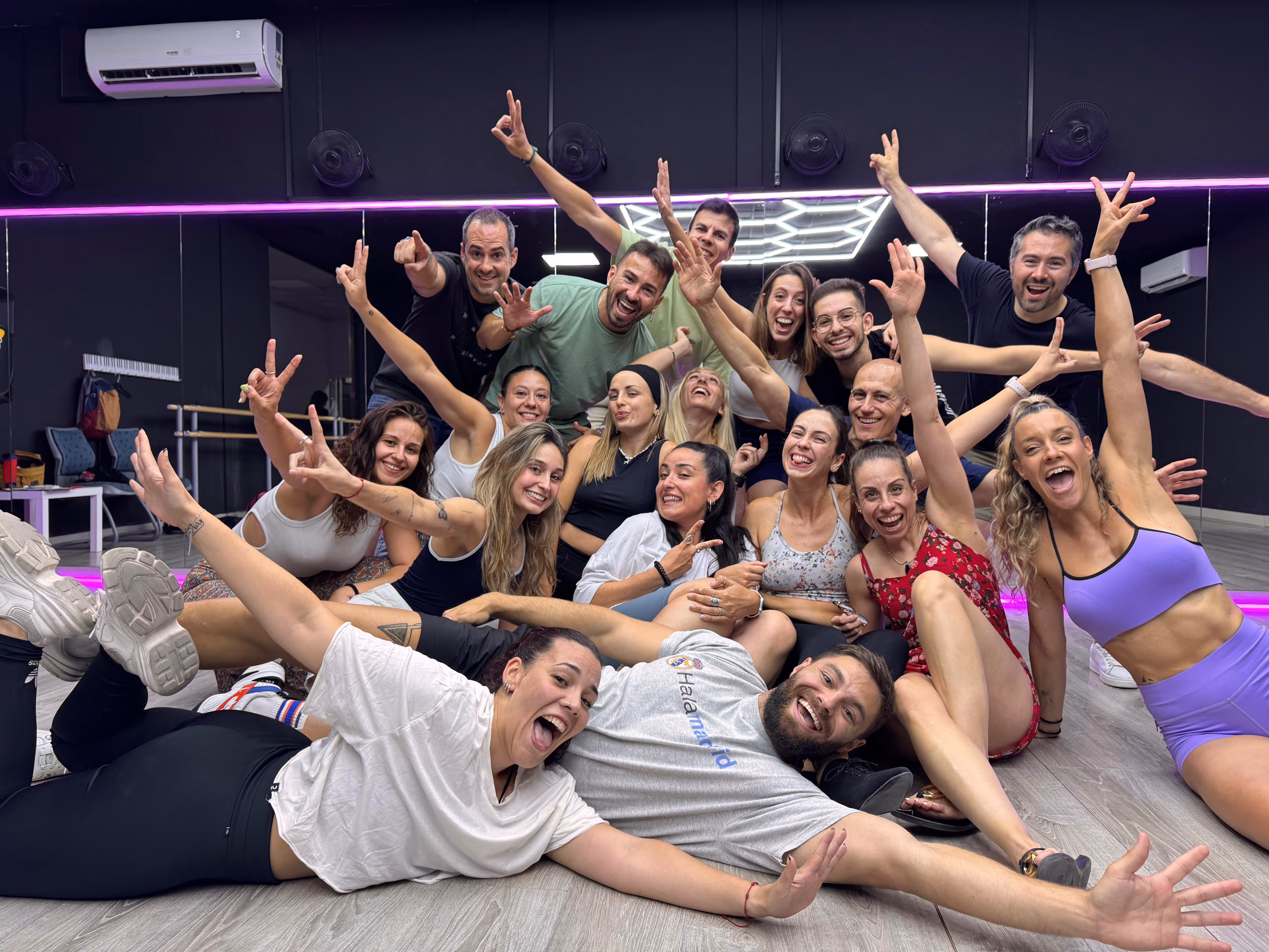 Foto de alumnos en la escuela de baile disfrutando tras una clase de baile.