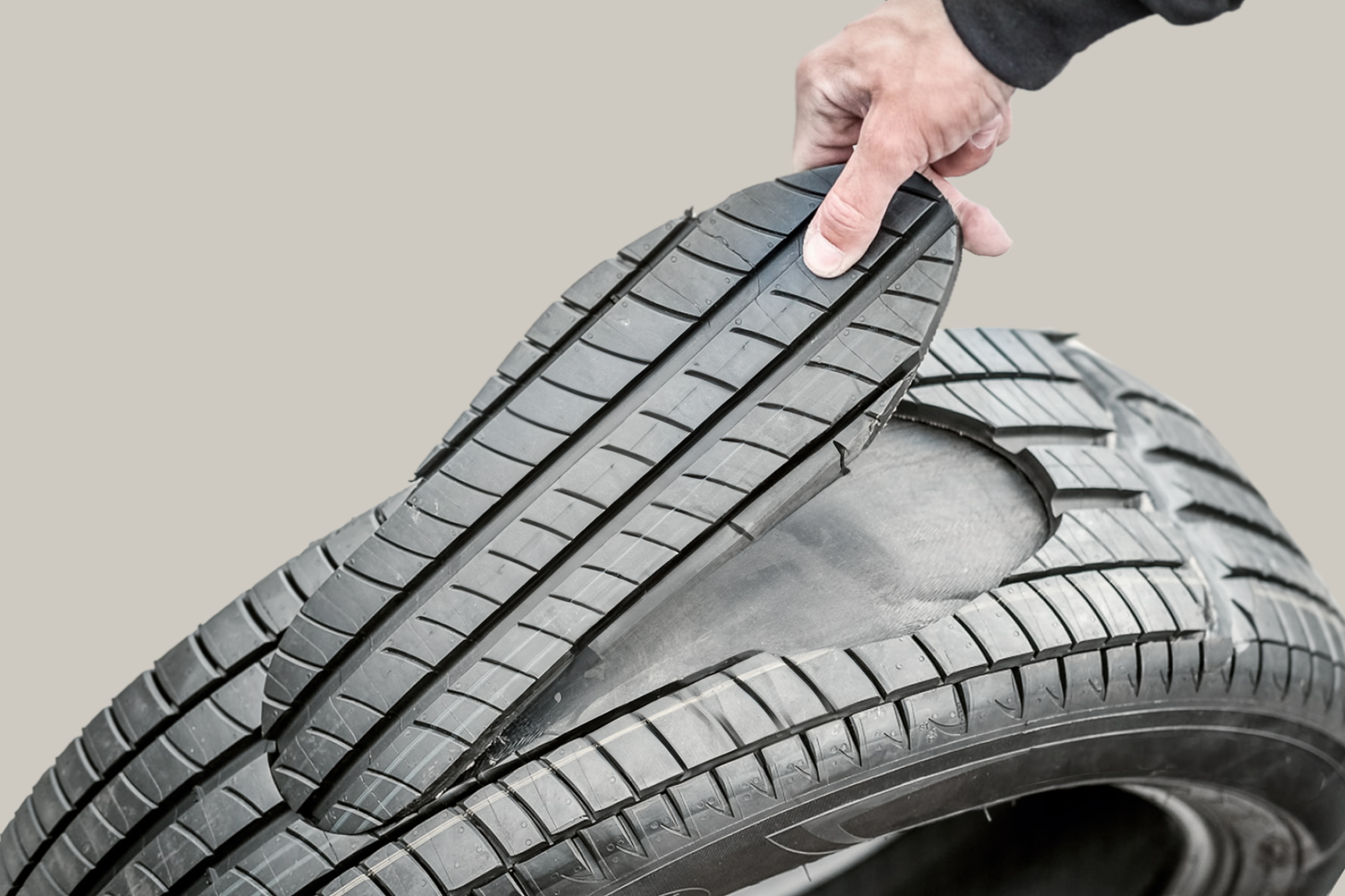 Cabecera de Tiresoul. Una representación literal de una suela siendo sacada del neumático.