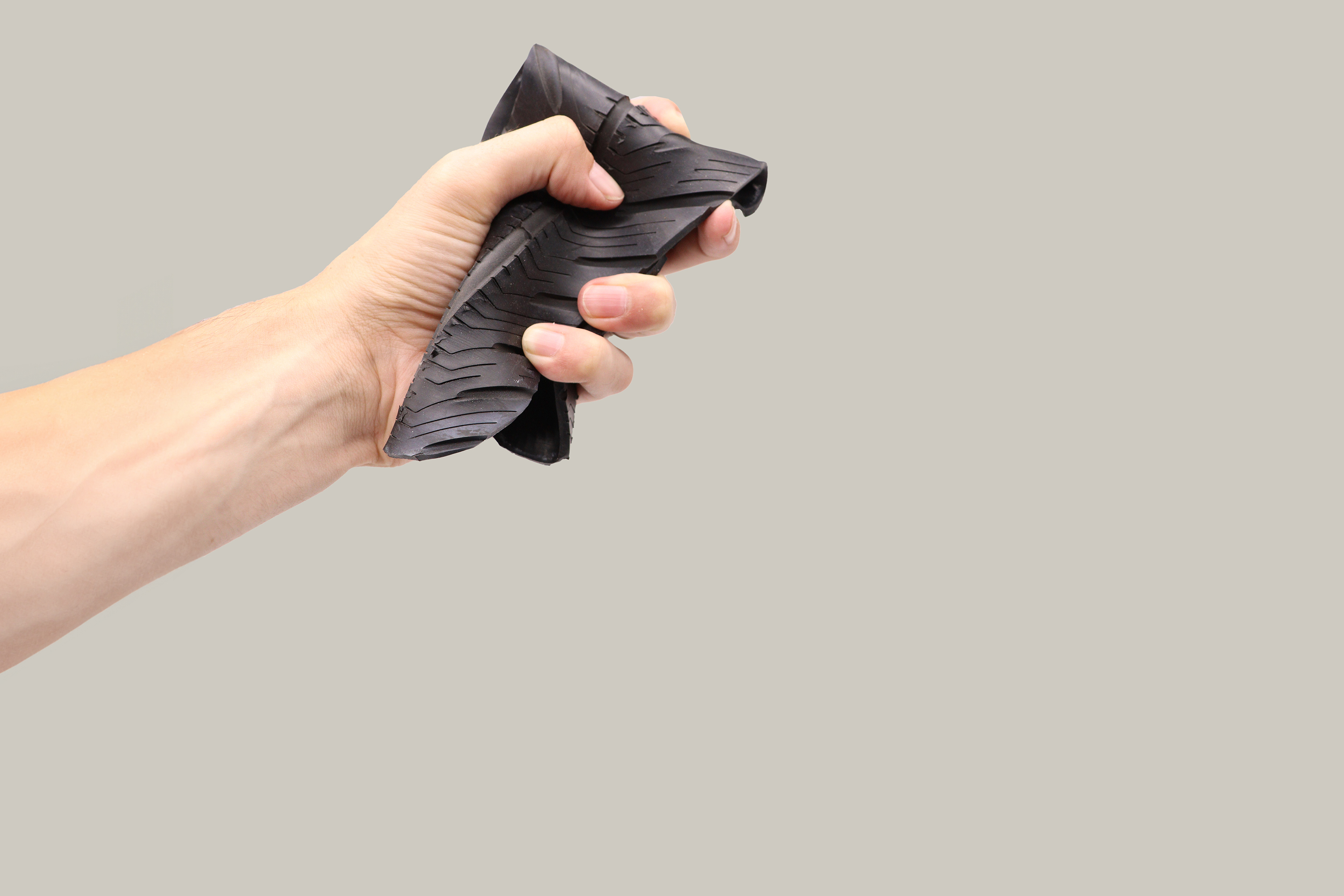 Mano sosteniendo nuestra suela para demostrar flexibilidad