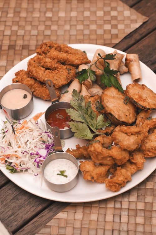 Sandwich and slice of lemons