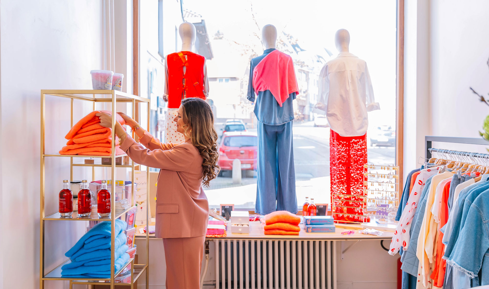 Sophie aan het werk in de winkel Lou