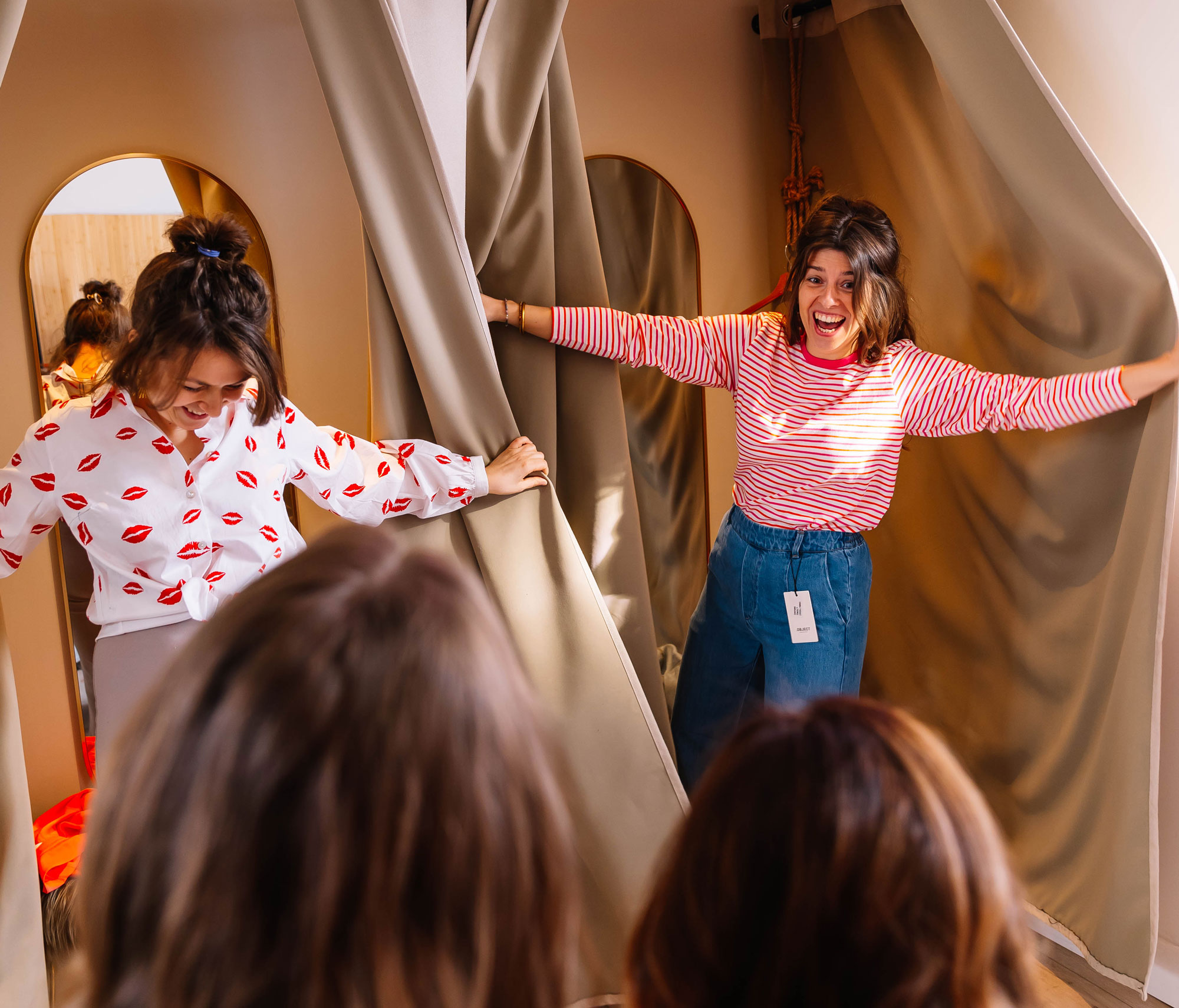Vrouwen met een nieuwe outfit in de paskamer