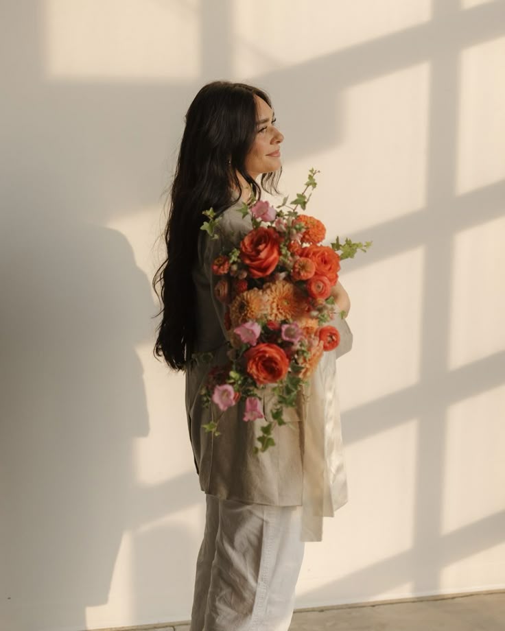 Vrouw met boeket bloemen